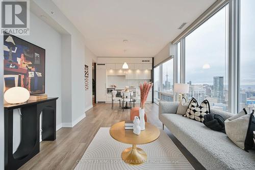 5004 - 15 Grenville Street, Toronto, ON - Indoor Photo Showing Living Room