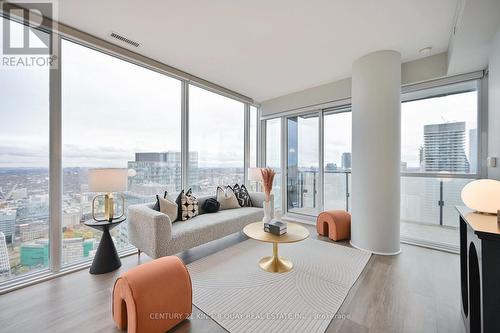 5004 - 15 Grenville Street, Toronto, ON - Indoor Photo Showing Living Room