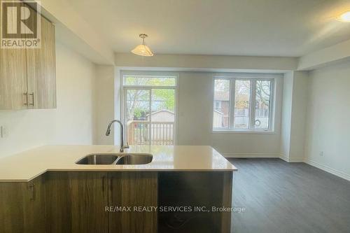 346 Okanagan Path, Oshawa, ON - Indoor Photo Showing Kitchen With Double Sink