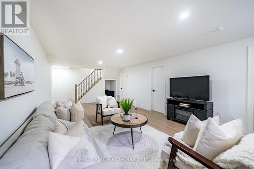 364 Holcan Avenue, Oshawa, ON - Indoor Photo Showing Living Room