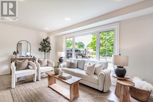 364 Holcan Avenue, Oshawa, ON - Indoor Photo Showing Living Room