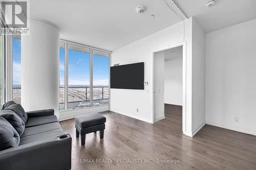 5512 - 950 Portage Parkway, Vaughan, ON - Indoor Photo Showing Living Room