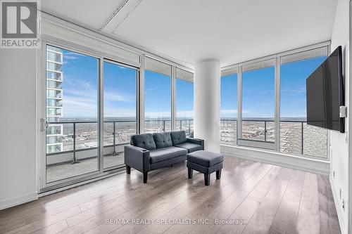 5512 - 950 Portage Parkway, Vaughan, ON - Indoor Photo Showing Living Room