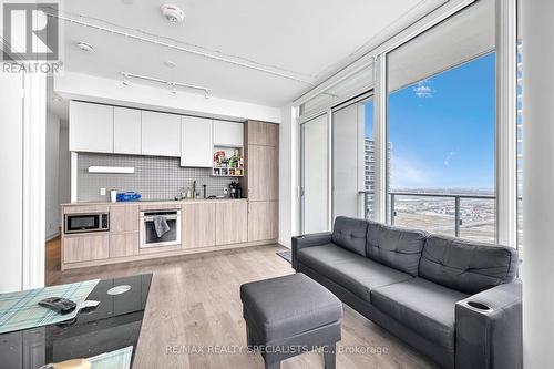 5512 - 950 Portage Parkway, Vaughan, ON - Indoor Photo Showing Living Room