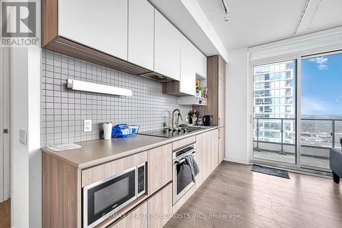 5512 - 950 Portage Parkway, Vaughan, ON - Indoor Photo Showing Kitchen