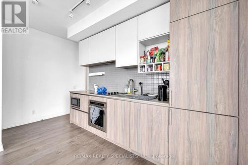 5512 - 950 Portage Parkway, Vaughan, ON - Indoor Photo Showing Kitchen