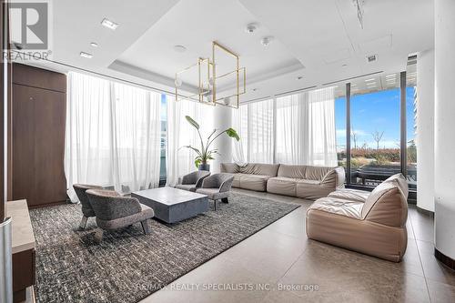 5512 - 950 Portage Parkway, Vaughan, ON - Indoor Photo Showing Living Room