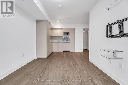 3906 - 11 Wellesley Street W, Toronto, ON - Indoor Photo Showing Kitchen