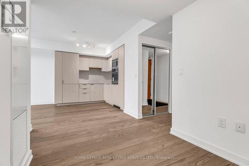 3906 - 11 Wellesley Street W, Toronto, ON - Indoor Photo Showing Kitchen