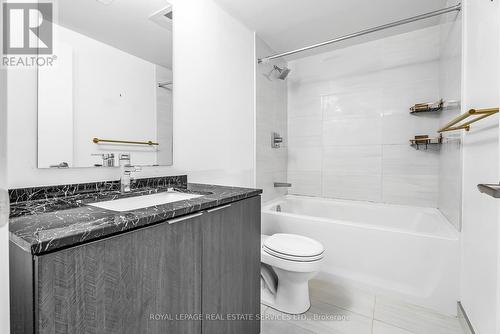 3906 - 11 Wellesley Street W, Toronto, ON - Indoor Photo Showing Bathroom