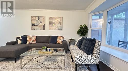 6 Shallowford Court, Toronto, ON - Indoor Photo Showing Living Room