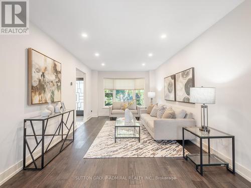 97 Golf Links Drive, Aurora, ON - Indoor Photo Showing Living Room