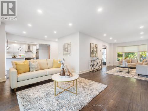 97 Golf Links Drive, Aurora, ON - Indoor Photo Showing Living Room