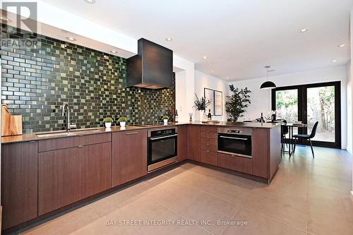 128 Larksmere Court, Markham, ON - Indoor Photo Showing Kitchen With Upgraded Kitchen