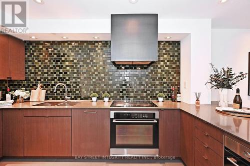 128 Larksmere Court, Markham, ON - Indoor Photo Showing Kitchen With Double Sink