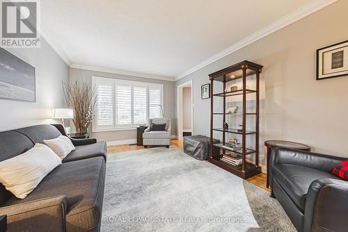 145 Dragoon Drive, Hamilton, ON - Indoor Photo Showing Living Room