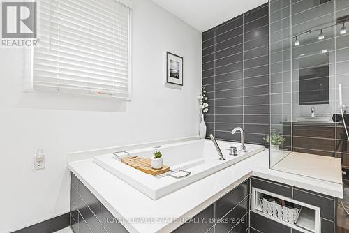 145 Dragoon Drive, Hamilton, ON - Indoor Photo Showing Bathroom