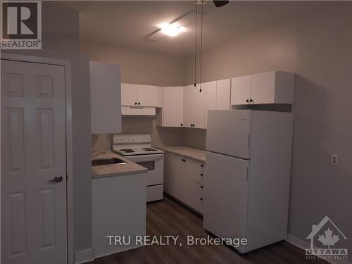 33 Lakeshore Drive, South Dundas, ON - Indoor Photo Showing Kitchen