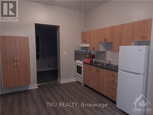 33 Lakeshore Drive, South Dundas, ON - Indoor Photo Showing Kitchen