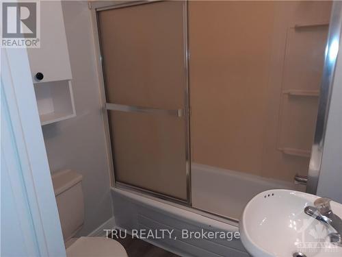 33 Lakeshore Drive, South Dundas, ON - Indoor Photo Showing Bathroom