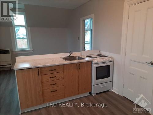 33 Lakeshore Drive, South Dundas, ON - Indoor Photo Showing Kitchen