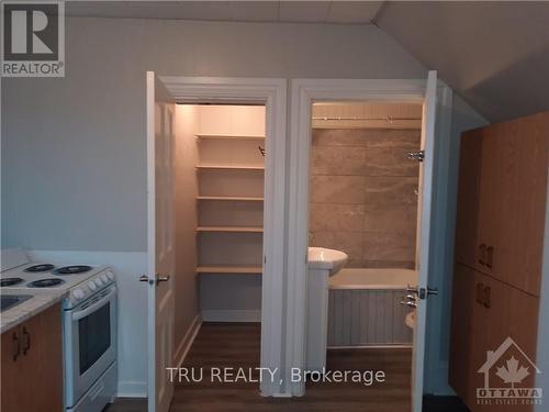 33 Lakeshore Drive, South Dundas, ON - Indoor Photo Showing Kitchen