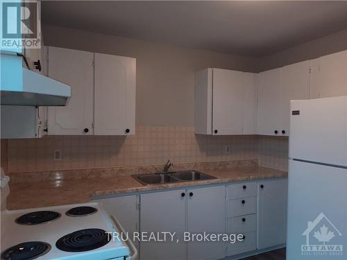 33 Lakeshore Drive, South Dundas, ON - Indoor Photo Showing Kitchen With Double Sink