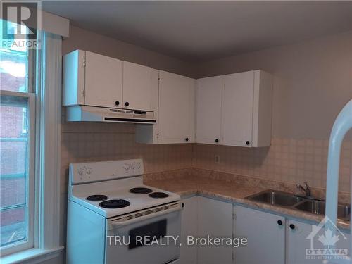 33 Lakeshore Drive, South Dundas, ON - Indoor Photo Showing Kitchen With Double Sink