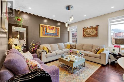 206 Amand Drive, Kitchener, ON - Indoor Photo Showing Living Room