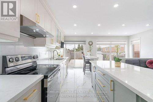 10 Hackberry Gate, Brampton, ON - Indoor Photo Showing Kitchen With Upgraded Kitchen