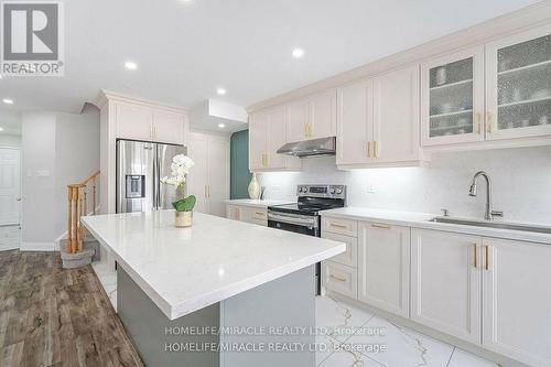 10 Hackberry Gate, Brampton, ON - Indoor Photo Showing Kitchen With Upgraded Kitchen