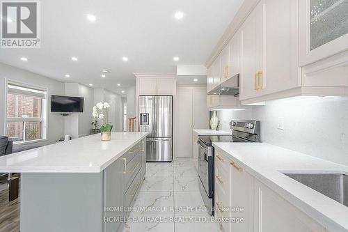 10 Hackberry Gate, Brampton, ON - Indoor Photo Showing Kitchen With Upgraded Kitchen