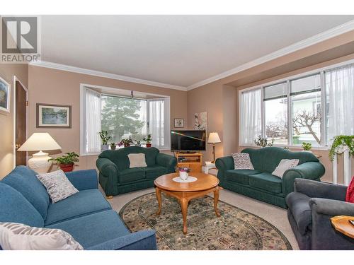 3983 Broadway Avenue, Smithers, BC - Indoor Photo Showing Living Room