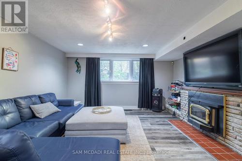 1628 Petrie Way, Mississauga, ON - Indoor Photo Showing Living Room With Fireplace