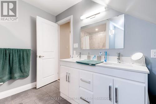 152 Sanford Avenue S, Hamilton, ON - Indoor Photo Showing Bathroom