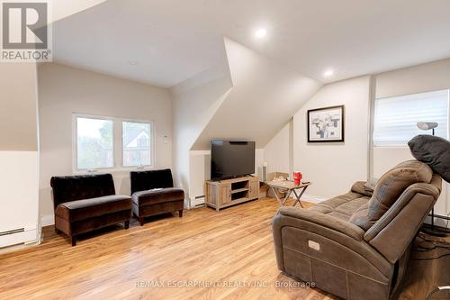 152 Sanford Avenue S, Hamilton, ON - Indoor Photo Showing Living Room