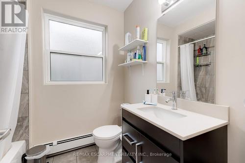 152 Sanford Avenue S, Hamilton, ON - Indoor Photo Showing Bathroom