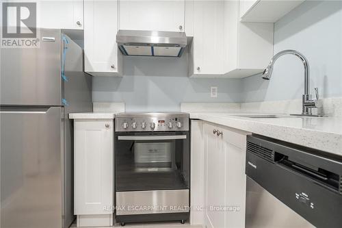 152 Sanford Avenue S, Hamilton, ON - Indoor Photo Showing Kitchen