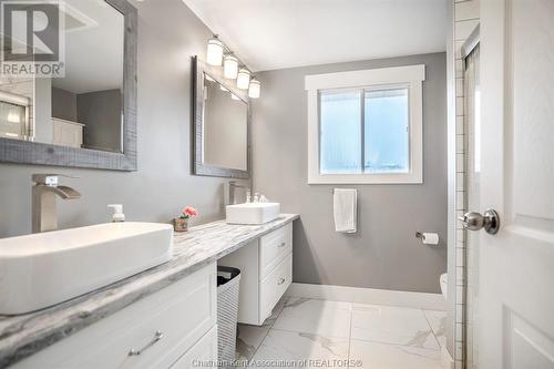 305 Mercer Street, Chatham, ON - Indoor Photo Showing Bathroom