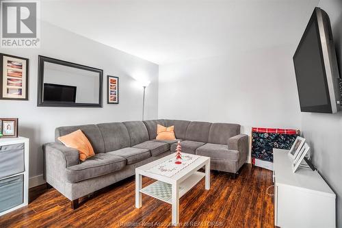 305 Mercer Street, Chatham, ON - Indoor Photo Showing Living Room