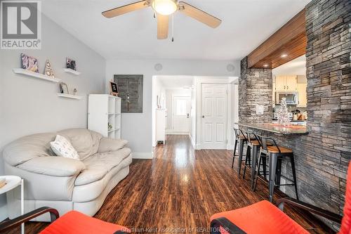 305 Mercer Street, Chatham, ON - Indoor Photo Showing Living Room