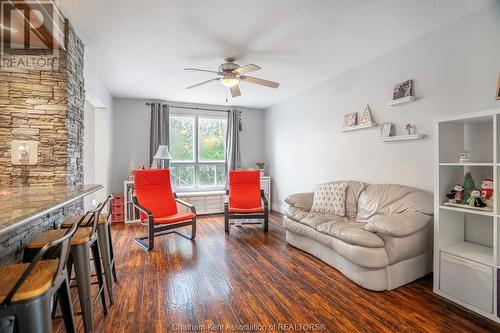 305 Mercer Street, Chatham, ON - Indoor Photo Showing Living Room