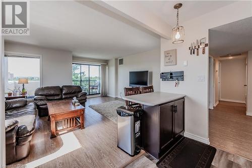 260 Sheldon Avenue N Unit# 706, Kitchener, ON - Indoor Photo Showing Living Room