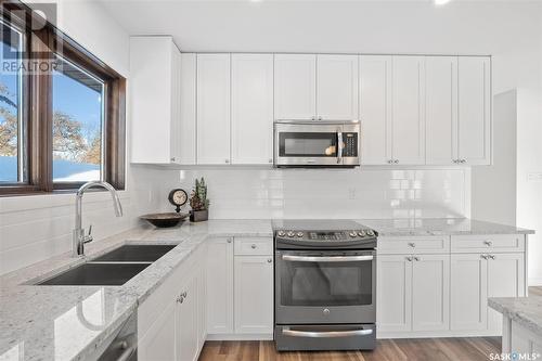 229 Badger Court, Saskatoon, SK - Indoor Photo Showing Kitchen With Double Sink With Upgraded Kitchen