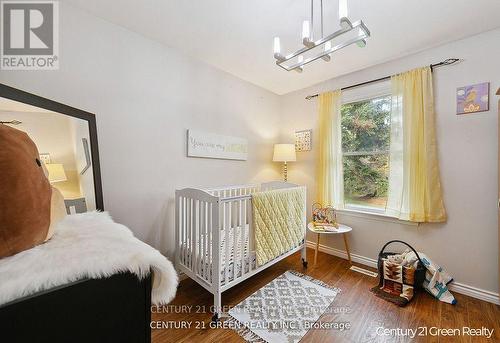 112 - 2149 Mountain Grove Avenue, Burlington, ON - Indoor Photo Showing Bedroom