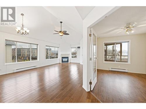 985 Klo Road Unit# 319, Kelowna, BC - Indoor Photo Showing Living Room