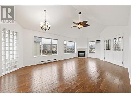 Open concept Dining & Living Rm with vaulted ceiling - 985 Klo Road Unit# 319, Kelowna, BC - Indoor Photo Showing Living Room