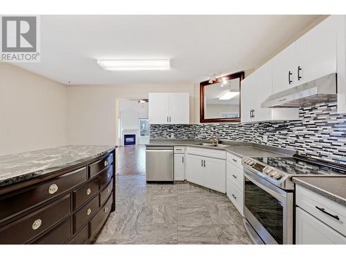 Large kitchen with custom island and Nook - 985 Klo Road Unit# 319, Kelowna, BC - Indoor Photo Showing Kitchen With Double Sink With Upgraded Kitchen