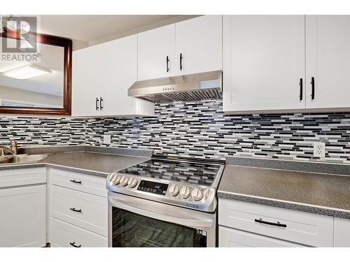 985 Klo Road Unit# 319, Kelowna, BC - Indoor Photo Showing Kitchen With Double Sink