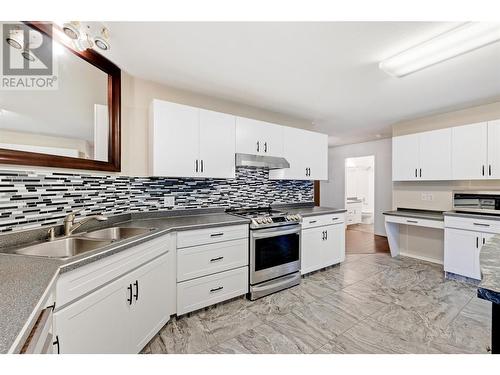 985 Klo Road Unit# 319, Kelowna, BC - Indoor Photo Showing Kitchen With Double Sink